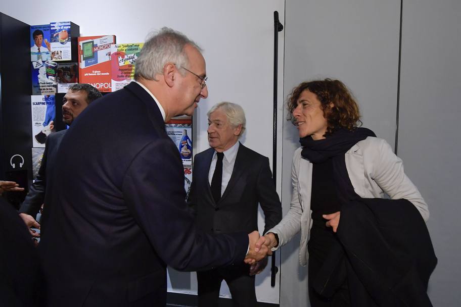 Walter Veltroni saluta Rita Guarino, ex calciatrice e tecnico della Juventus femminile (Getty Images)